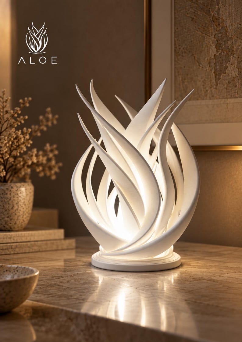 Lámpara ALOE en ambiente decorativo sobre mesa