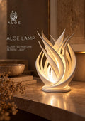 Lámpara ALOE encendida con luz cálida, diseño esculpido inspirado en aloe vera